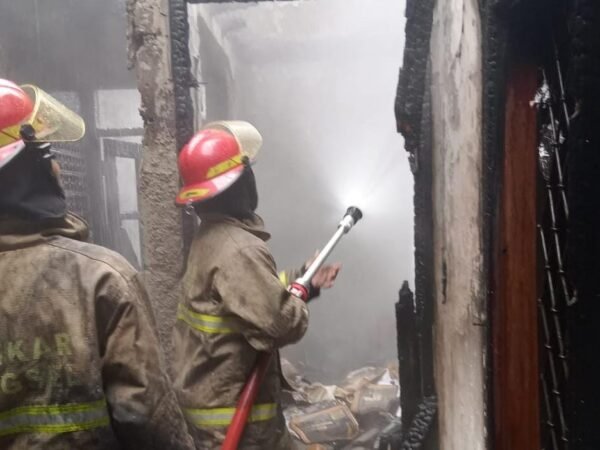 Kebakaran Rumah di Pondok Cabe Ilir Tangsel, Diduga Korsleting Listrik Hanguskan 30 Persen Lantai Dua