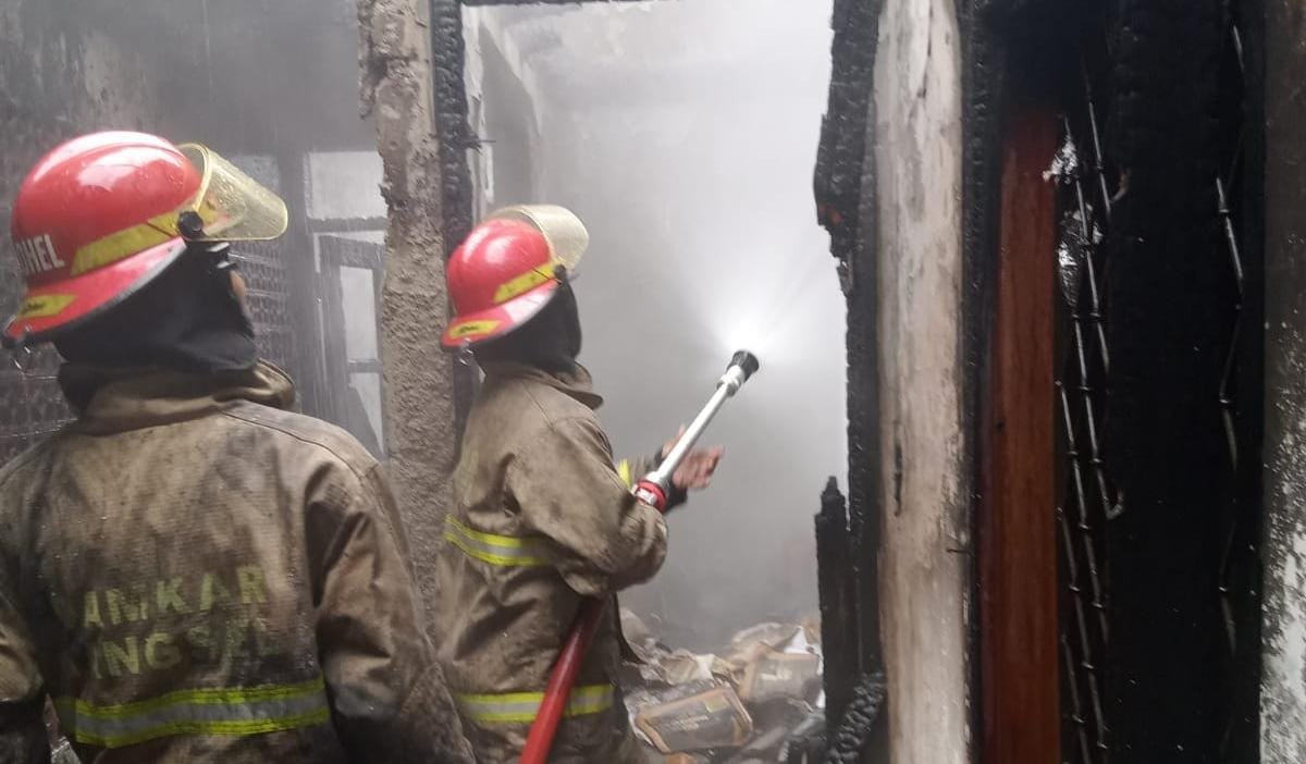 Kebakaran rumah di Pondok Cabe Ilir Pamulang Tangsel diduga akibat korsleting listrik, merusak 30 persen lantai dua bangunan.