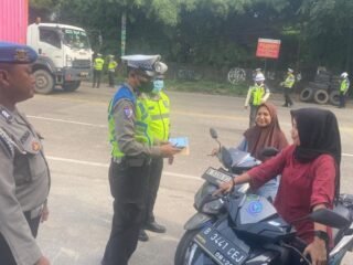 Jalan Raya Serang Diawasi Ketat, Polisi Turun Langsung Edukasi Pengendara