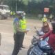 Polisi Satlantas Polresta Tangerang perketat pengawasan Jalan Raya Serang dalam Operasi Keselamatan Maung 2026 dengan edukasi.