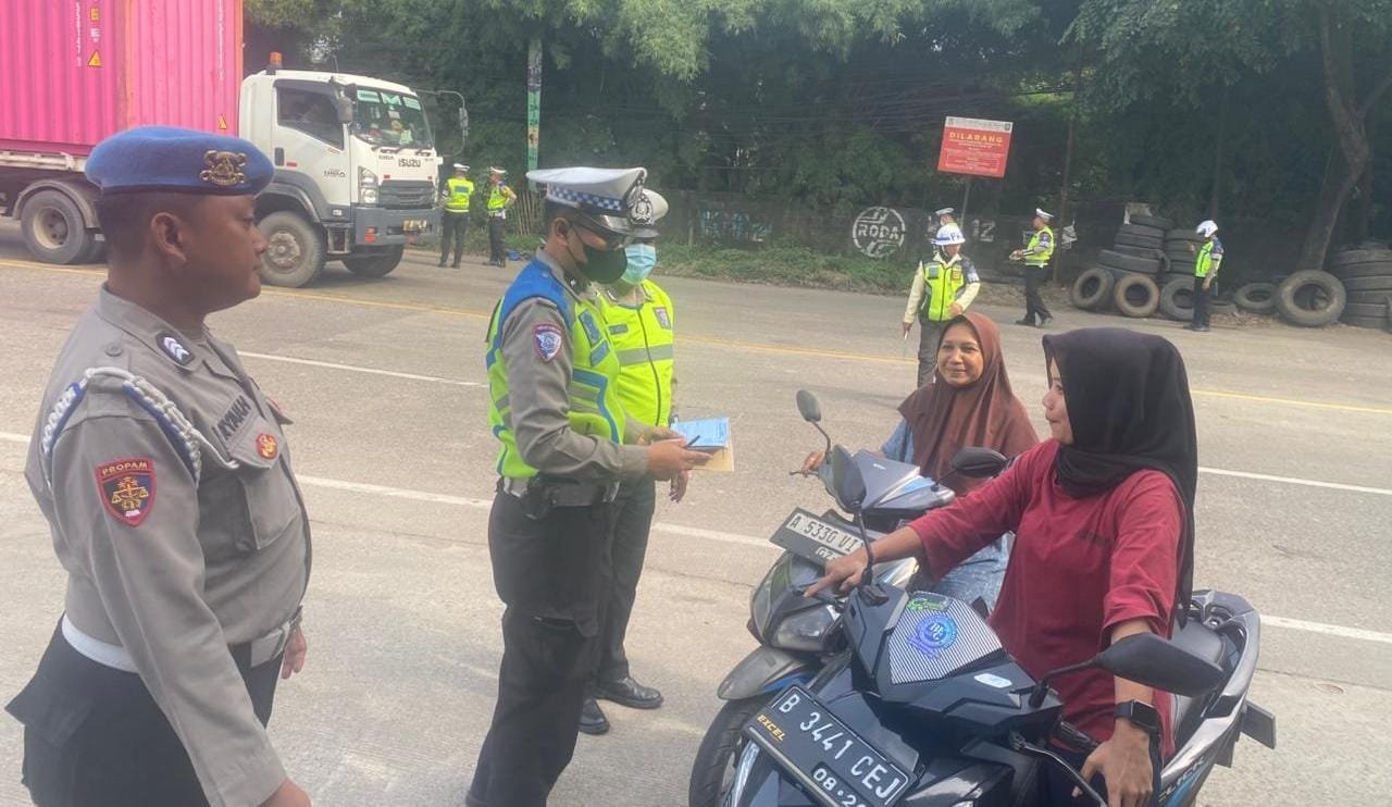 Polisi Satlantas Polresta Tangerang perketat pengawasan Jalan Raya Serang dalam Operasi Keselamatan Maung 2026 dengan edukasi.