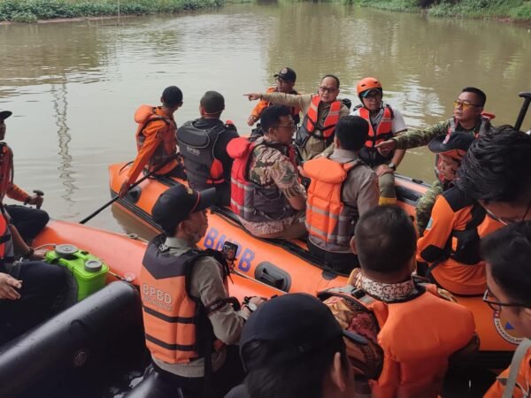 Pascakebakaran Gudang Pestisida, Pemkot Tangsel Susur Sungai dan Tebar Karbon Aktif