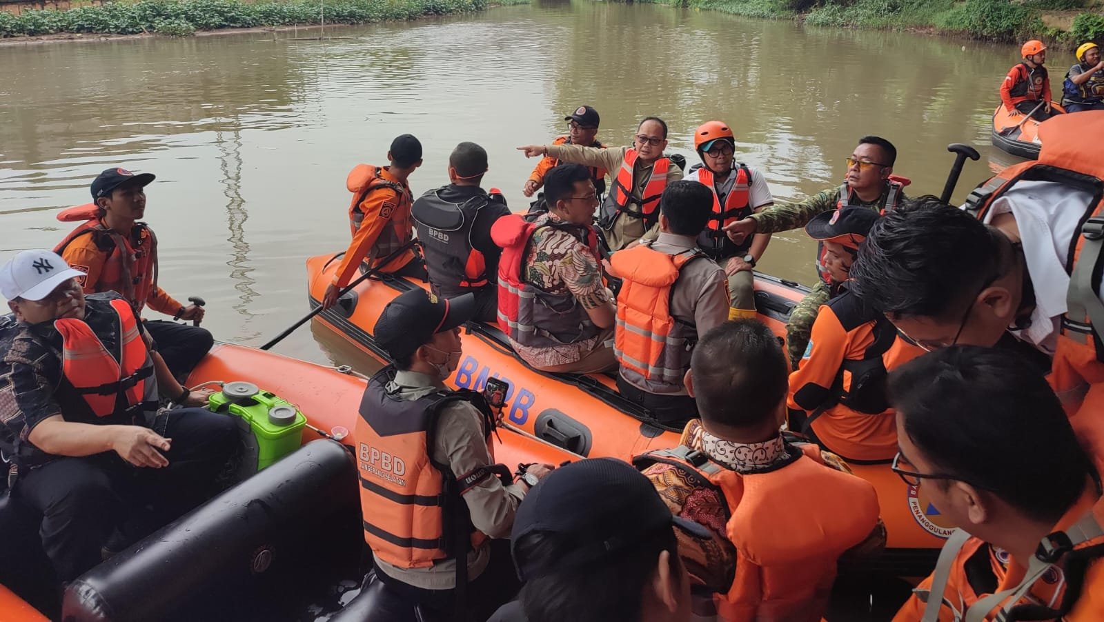 Pemkot Tangsel susur sungai dan tebar karbon aktif usai kebakaran gudang pestisida, langkah cepat tekan pencemaran air.