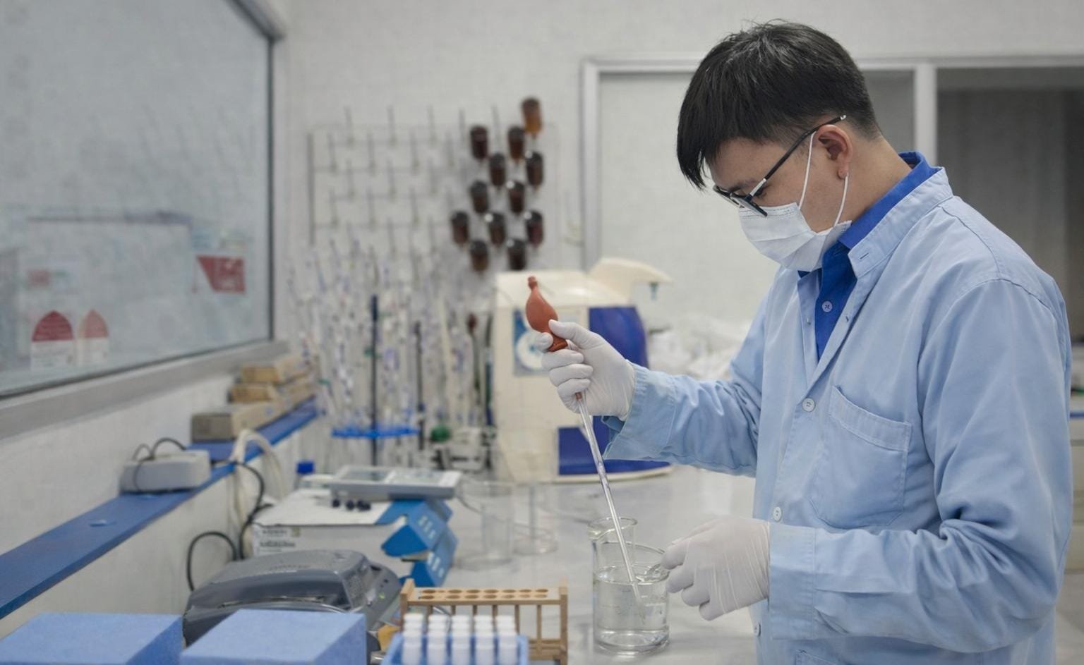 PERUMDAM TKR memastikan kualitas air pelanggan tetap aman meski Sungai Cisadane tercemar melalui pengolahan dan uji laboratorium ketat.