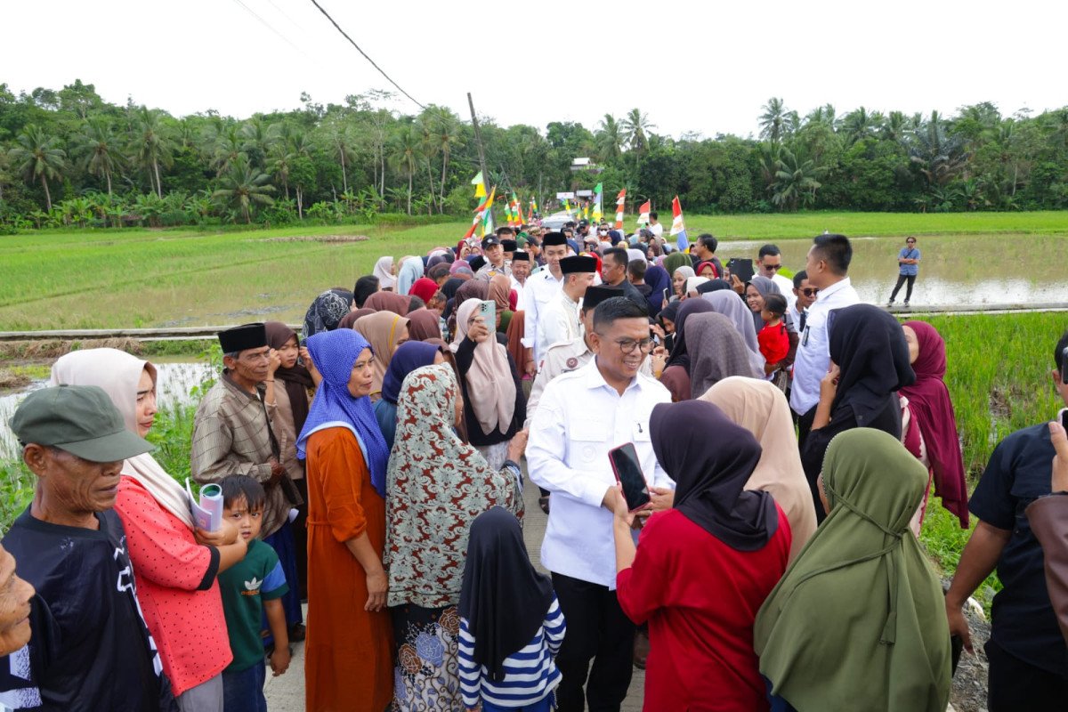 Program Bang Andra bangun jalan desa di Lebak, tekan biaya angkut gabah dan dukung 200 hektare sawah produktif.
