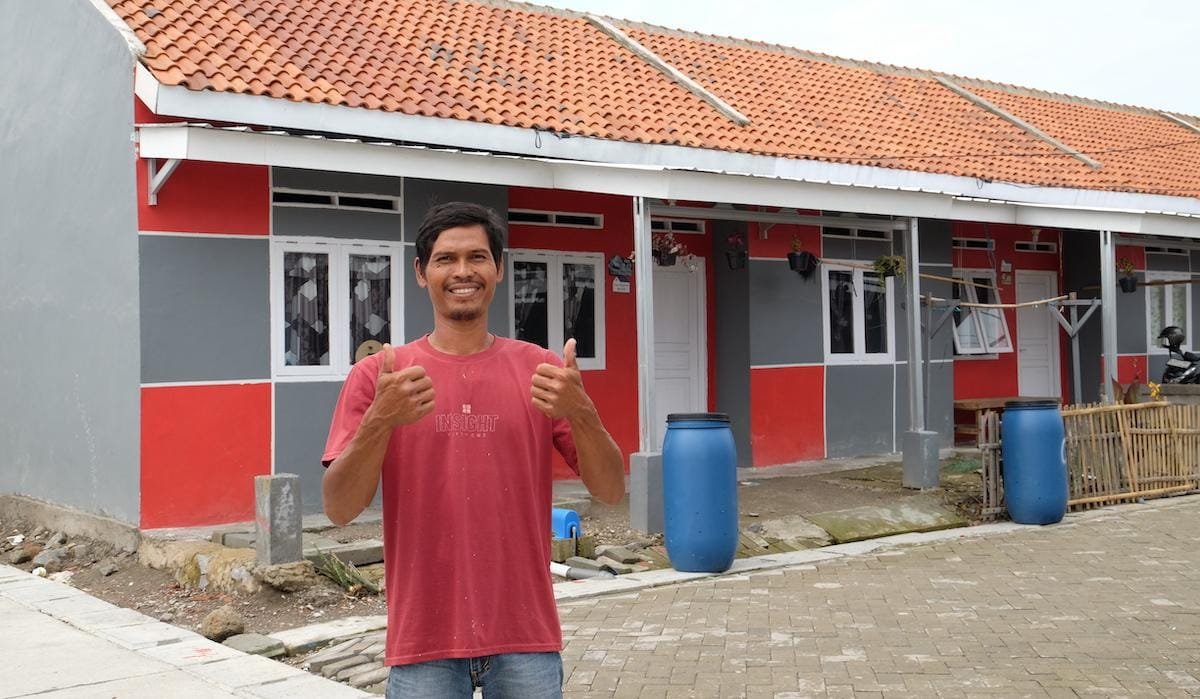 Solusi Bangun Indonesia menyalurkan 10 ribu sak semen guna mendukung pembangunan 110 rumah layak huni di Tanjung Kait.