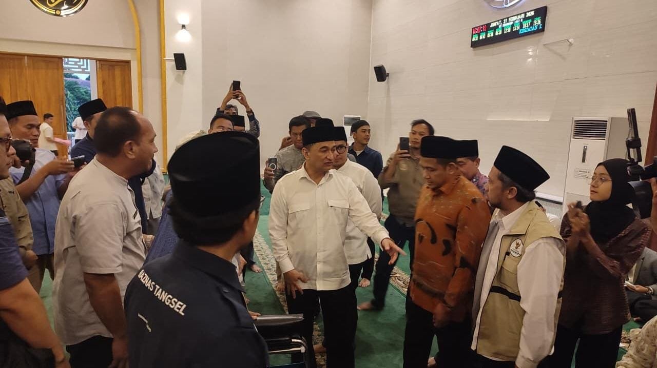 Safari Ramadan di Tangsel, Wagub Banten serahkan bansos dan RTLH serta ajak warga perkuat kebersamaan dan kepedulian.