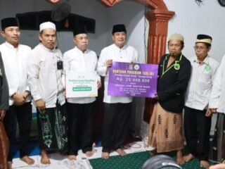 Bupati Tangerang Maesyal Rasyid Tarawih Keliling di Kresek, Serahkan Hibah Rp20 Juta untuk Masjid Baitun Nuur