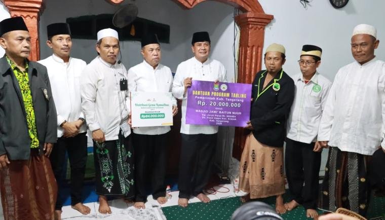 Bupati Tangerang Maesyal Rasyid Tarling di Kresek, ajak warga jaga kerukunan Ramadan dan serahkan hibah Rp20 juta.