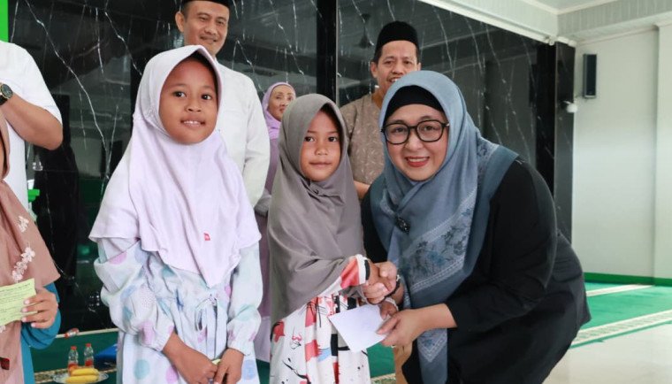 Wabup Tangerang Intan Nurul Hikmah serahkan santunan kepada 115 anak yatim piatu di Pegedangan jelang Ramadhan.
