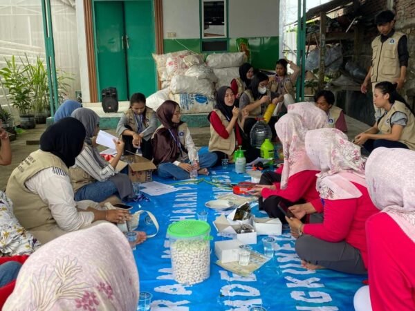 Mahasiswa KKM Tematik 68 UNTIRTA Gelar Workshop Pestisida Nabati dan Yellow Trap di Desa Mangkunegara
