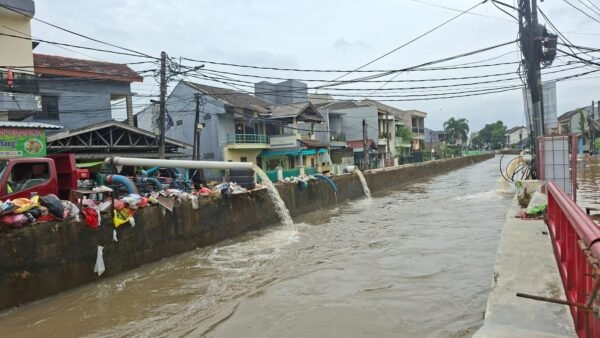 BPBD mencatat 8 titik banjir di Tangerang Selatan akibat hujan deras. Ratusan KK terdampak, sebagian wilayah kini mulai surut.