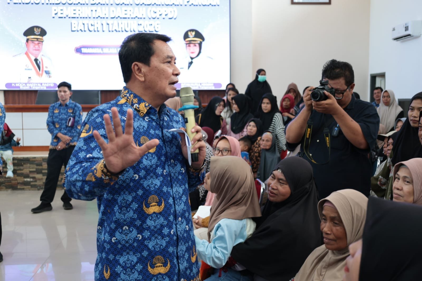 Pemkab Tangerang menyalurkan bantuan pangan CPPD tahap 1 tahun 2026 kepada ribuan KK di enam kecamatan jelang Idul Fitri.