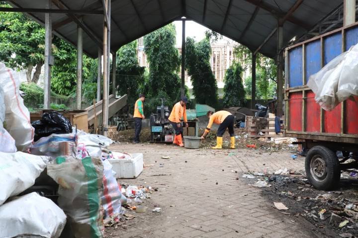 DLH Kota Tangerang siagakan 400 petugas agar layanan sampah tetap normal selama libur Idulfitri dan Lebaran.