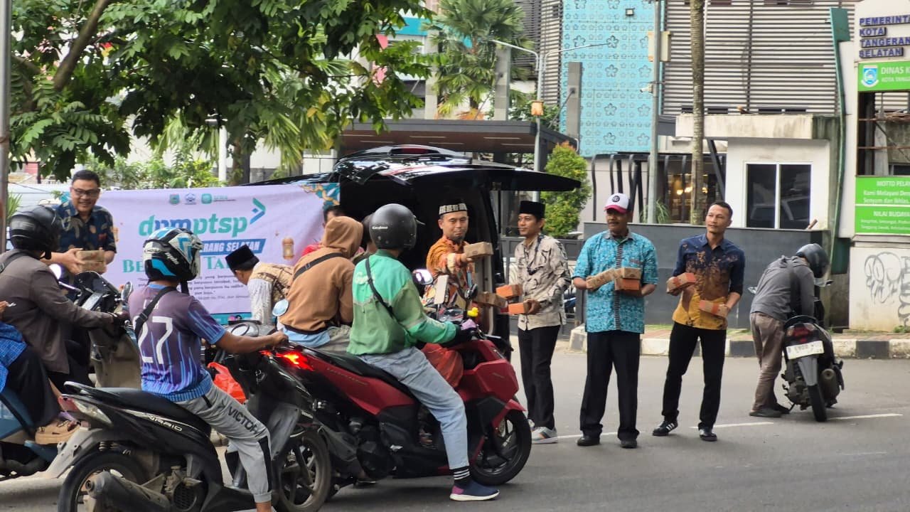 DPMPTSP Tangsel membagikan 1.447 paket takjil di Serpong selama Ramadan. Kegiatan sosial ini berasal dari iuran pegawai, bukan dana APBD.