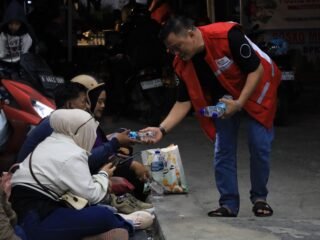 Deden Umardani Turun ke Jalan, PMI Kabupaten Tangerang Sapa dan Layani Pemudik di Cikupa