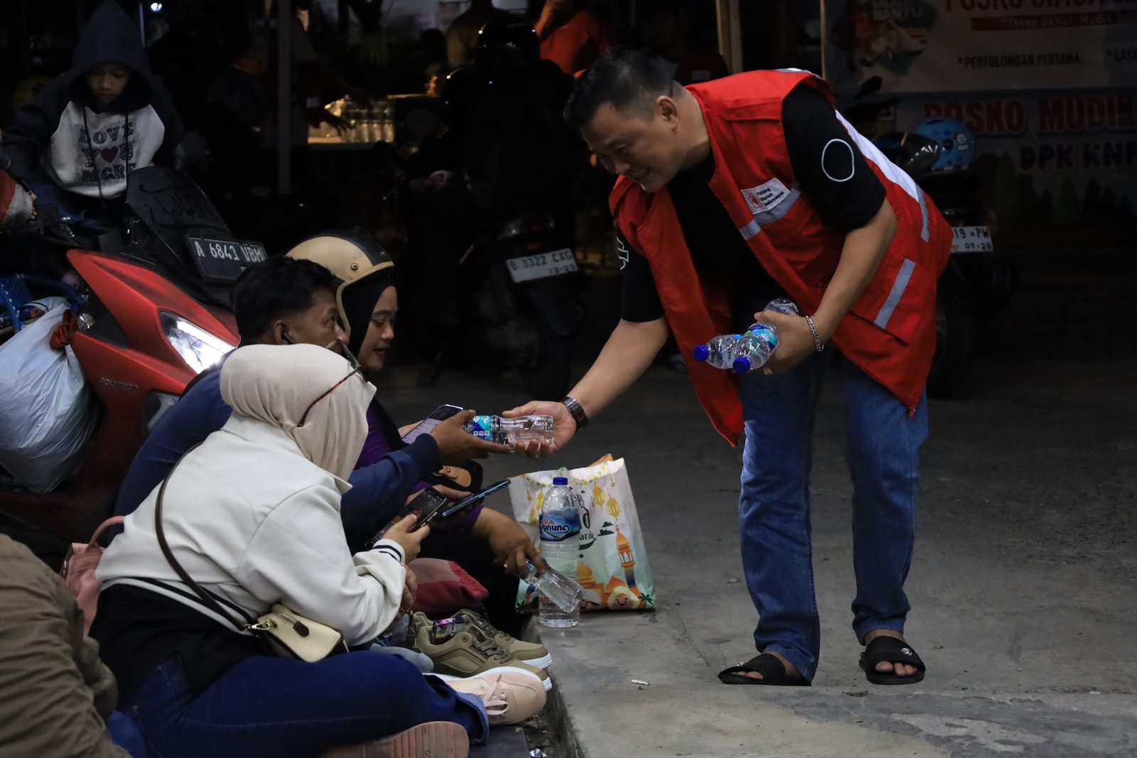 PMI Kabupaten Tangerang siaga 24 jam layani pemudik Lebaran 2026 di Cikupa dengan ambulans, pertolongan pertama, air minum, dan masker gratis.