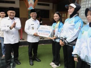 Apresiasi Prestasi FORNAS VIII, Wali Kota Tangerang Serahkan Bonus untuk Atlet