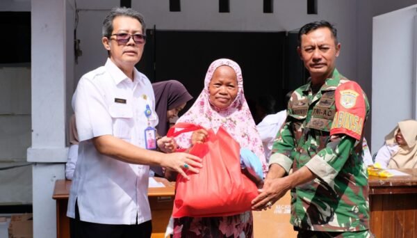 Ratusan warga Kresek antusias membeli paket sembako murah dalam Gerakan Pangan Murah Pemkab Tangerang jelang Idulfitri.