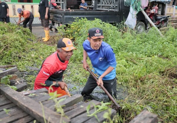 Foto dokumentasi saat Wakil Wali Kota Serang Nur Agis Aulia terjun langsung membersihkan aliran sungai beberapa waktu lalu