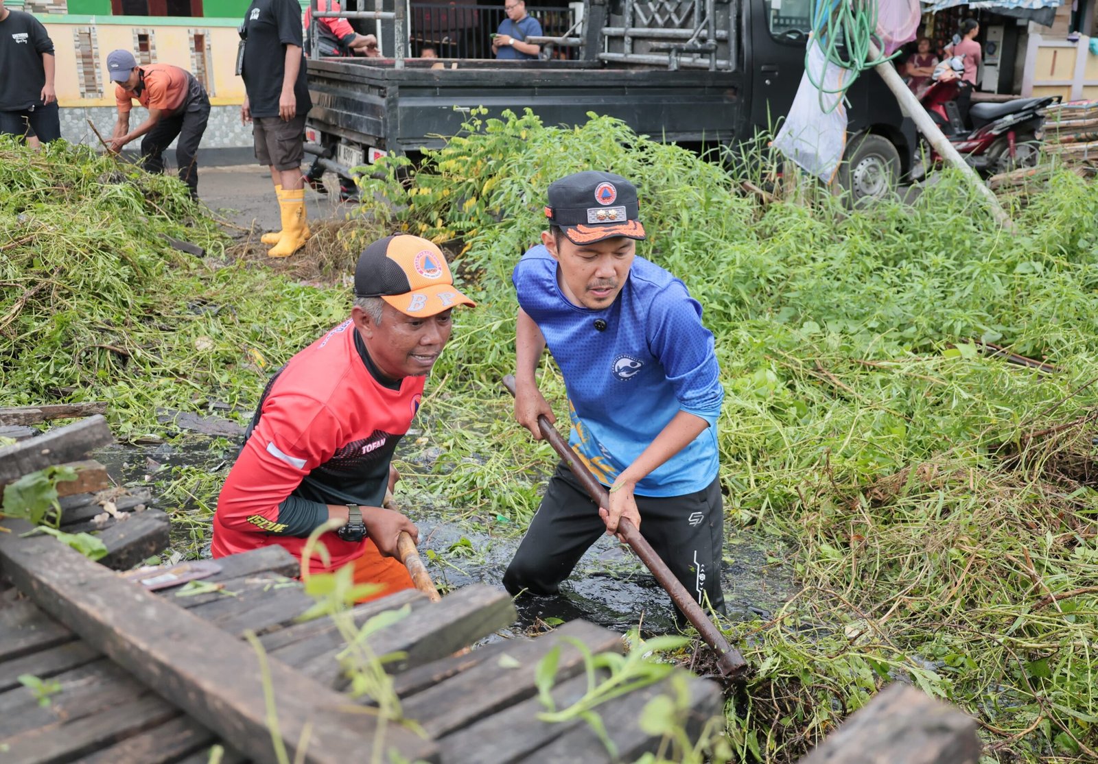 Foto dokumentasi saat Wakil Wali Kota Serang Nur Agis Aulia terjun langsung membersihkan aliran sungai beberapa waktu lalu