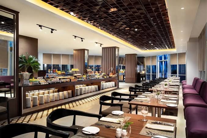 Nikmati pengalaman kuliner elegan dengan cita rasa autentik, menu beragam, dan pelayanan profesional di restoran berkonsep eksklusif.