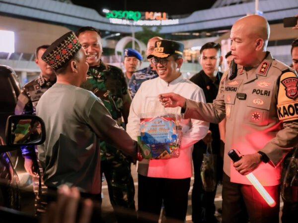 H-5 Idulfitri, Andra Soni dan Kapolda Banten Cek Arus Mudik di Pelabuhan Merak
