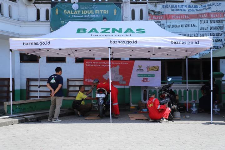 BAZNAS Kota Tangerang adakan ganti oli gratis dan cek kendaraan bagi pemudik motor agar tetap aman di perjalanan.