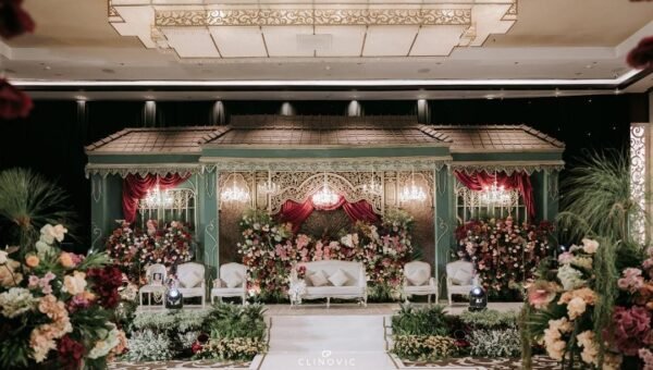 Atria Hotel Gading Serpong hadirkan konsep pernikahan tradisional mewah dengan ballroom luas dan fasilitas lengkap untuk resepsi elegan.