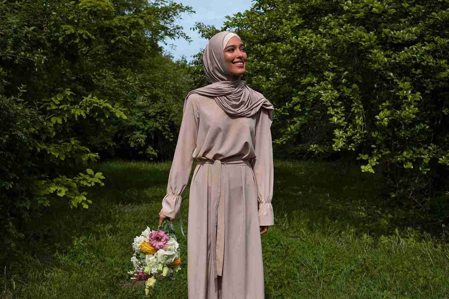 Simak 7 warna baju Lebaran yang cocok untuk kulit sawo matang agar tampil elegan, cerah, dan percaya diri saat Hari Raya.