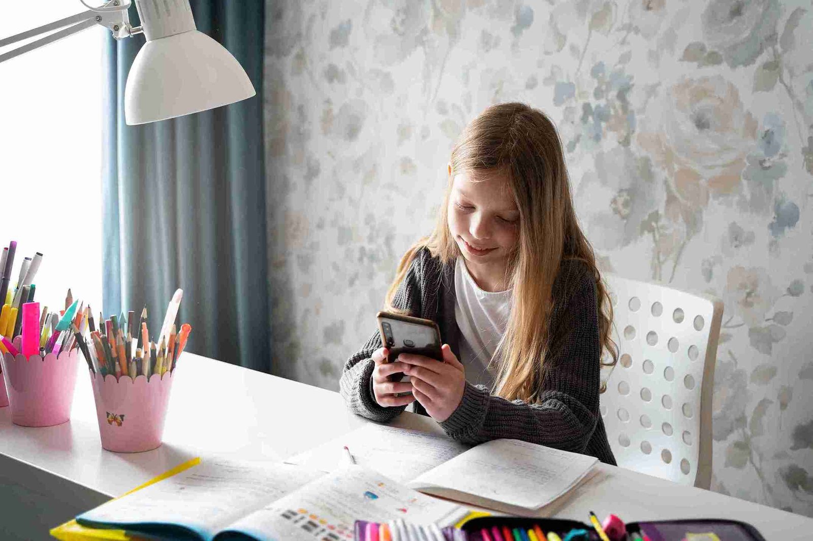 Pemerintah melalui Komdigi melarang anak di bawah 16 tahun menggunakan media sosial mulai 28 Maret 2026 demi perlindungan anak.