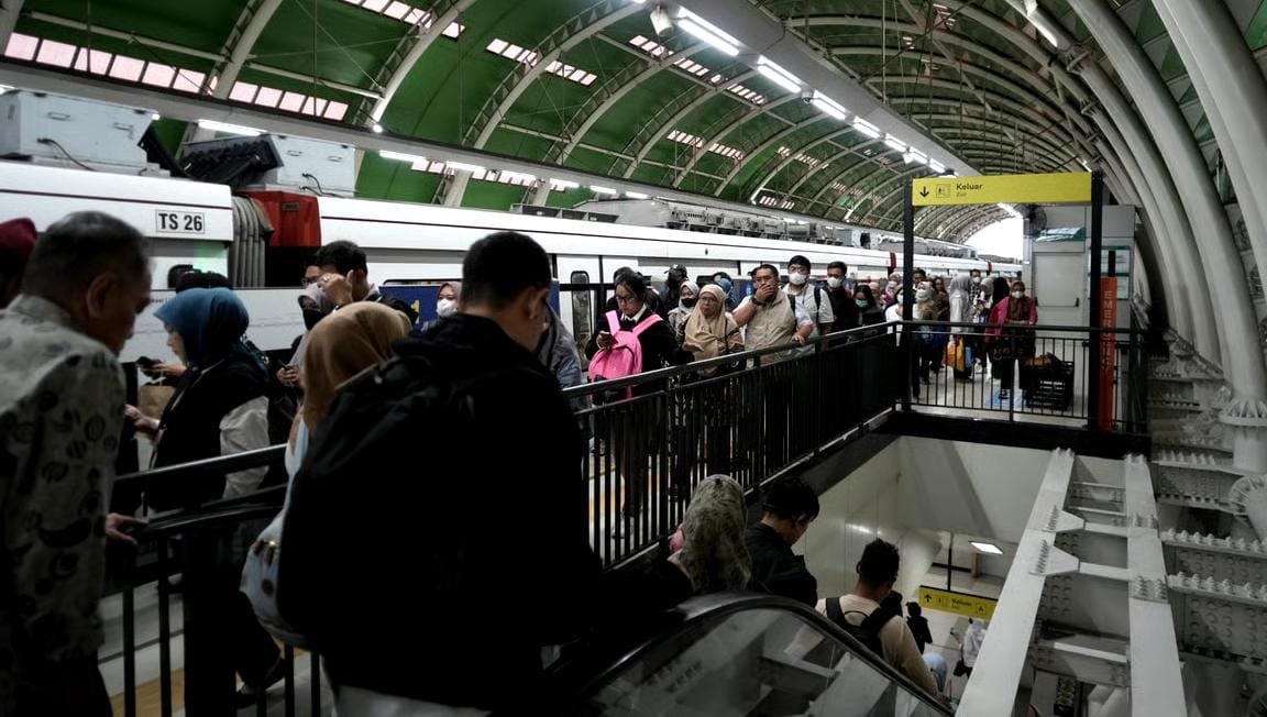Pengguna LRT Jabodebek saat libur Lebaran 2026 naik 33 persen menjadi 294 ribu penumpang, didukung tarif Rp1 dan integrasi transportasi.