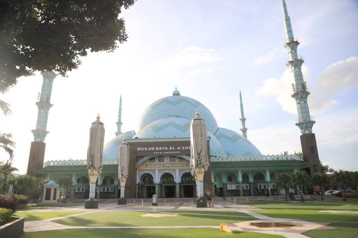 Daftar masjid di Tangerang yang menggelar i’tikaf Ramadan, mulai dari Masjid Raya Al-A’zhom hingga Masjid Raya BSD.