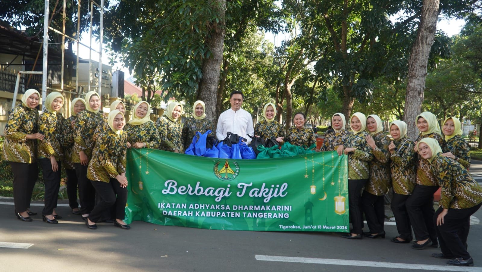 IAD Kejari Kabupaten Tangerang gelar pasar murah, 750 paket sembako dijual Rp50 ribu dan berbagi takjil untuk warga Tigaraksa jelang Lebaran.