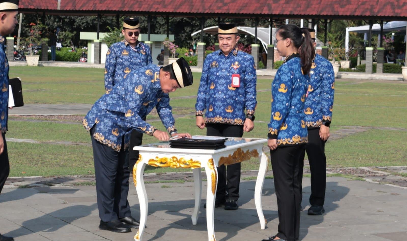Bupati Tangerang melantik 472 PNS formasi 2024, menekankan disiplin, integritas, dan peningkatan pelayanan publik.