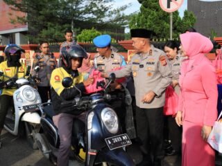 Kapolda Banten Pimpin Pembagian 300 Takjil bagi Pengguna Jalan di Serang