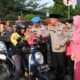 Kapolda Banten Irjen Pol Hengki memimpin pembagian 300 paket takjil kepada pengguna jalan di sekitar Mapolda Banten saat Ramadan.