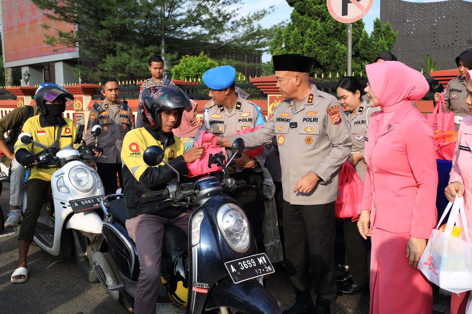 Kapolda Banten Irjen Pol Hengki memimpin pembagian 300 paket takjil kepada pengguna jalan di sekitar Mapolda Banten saat Ramadan.