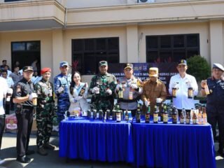 Polda Banten Musnahkan 7.733 Botol Miras Hasil Operasi Pekat Maung 2026
