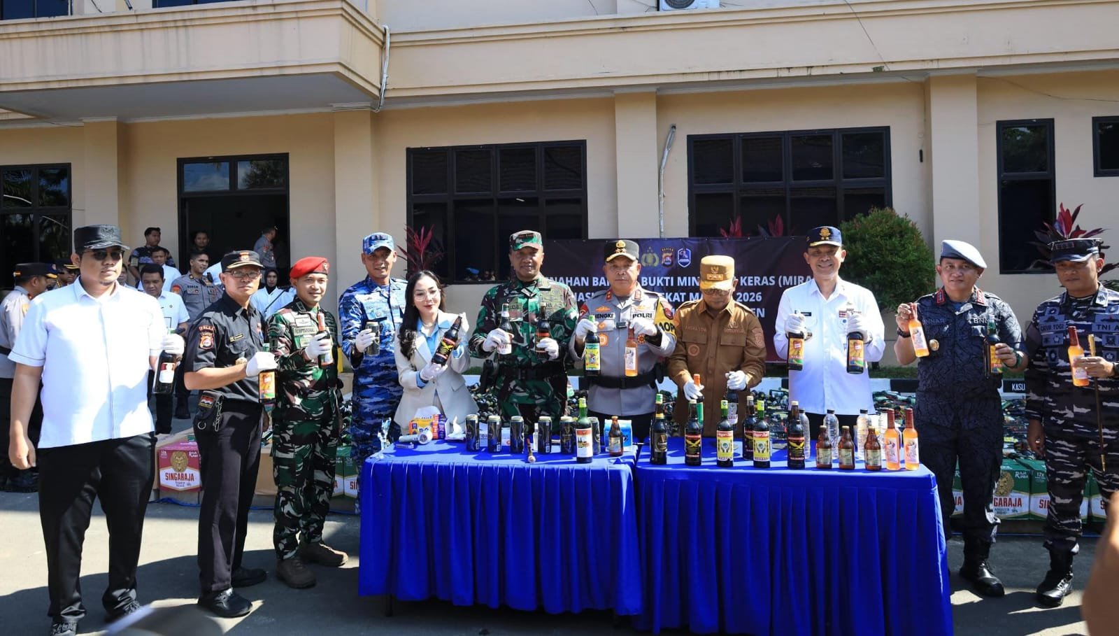 Polda Banten musnahkan 7.733 botol miras hasil Operasi Pekat Maung 2026 dan ungkap kasus narkoba demi menjaga kamtibmas jelang Ramadhan.