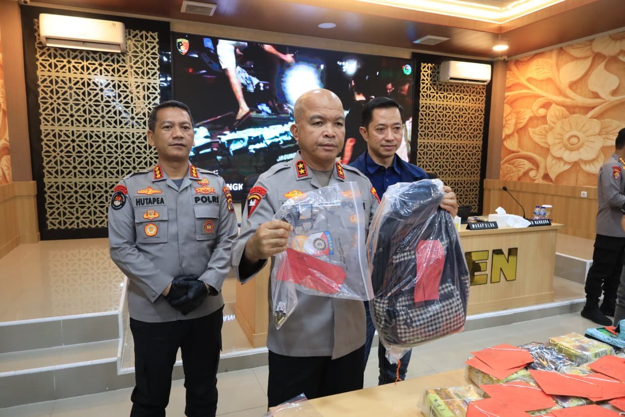 Polda Banten tangkap dua tersangka kepemilikan senpi rakitan di Merak. Keduanya terancam hukuman hingga 15 tahun.