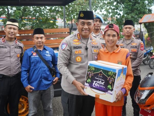 Polresta Tangerang dan Wartawan Turun ke Jalan, Bagikan Takjil dan Sembako untuk Petugas Kebersihan