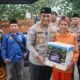 Polresta Tangerang bersama wartawan turun ke jalan membagikan takjil dan sembako kepada petugas kebersihan di Ramadan.