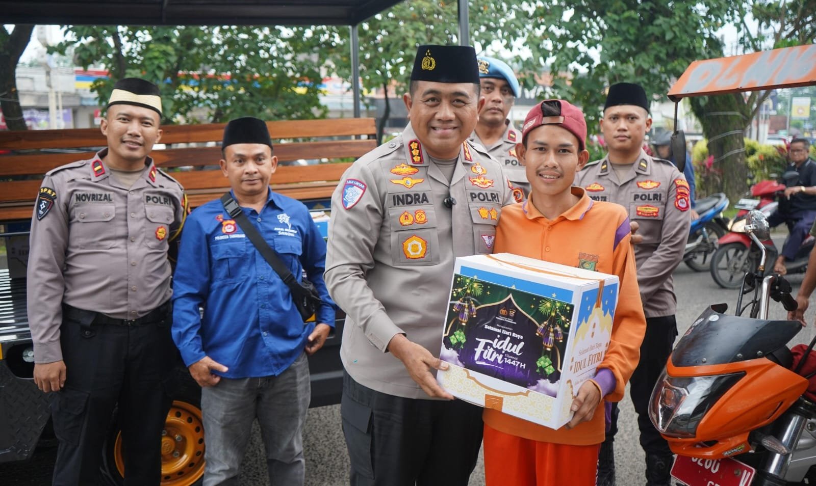 Polresta Tangerang bersama wartawan turun ke jalan membagikan takjil dan sembako kepada petugas kebersihan di Ramadan.