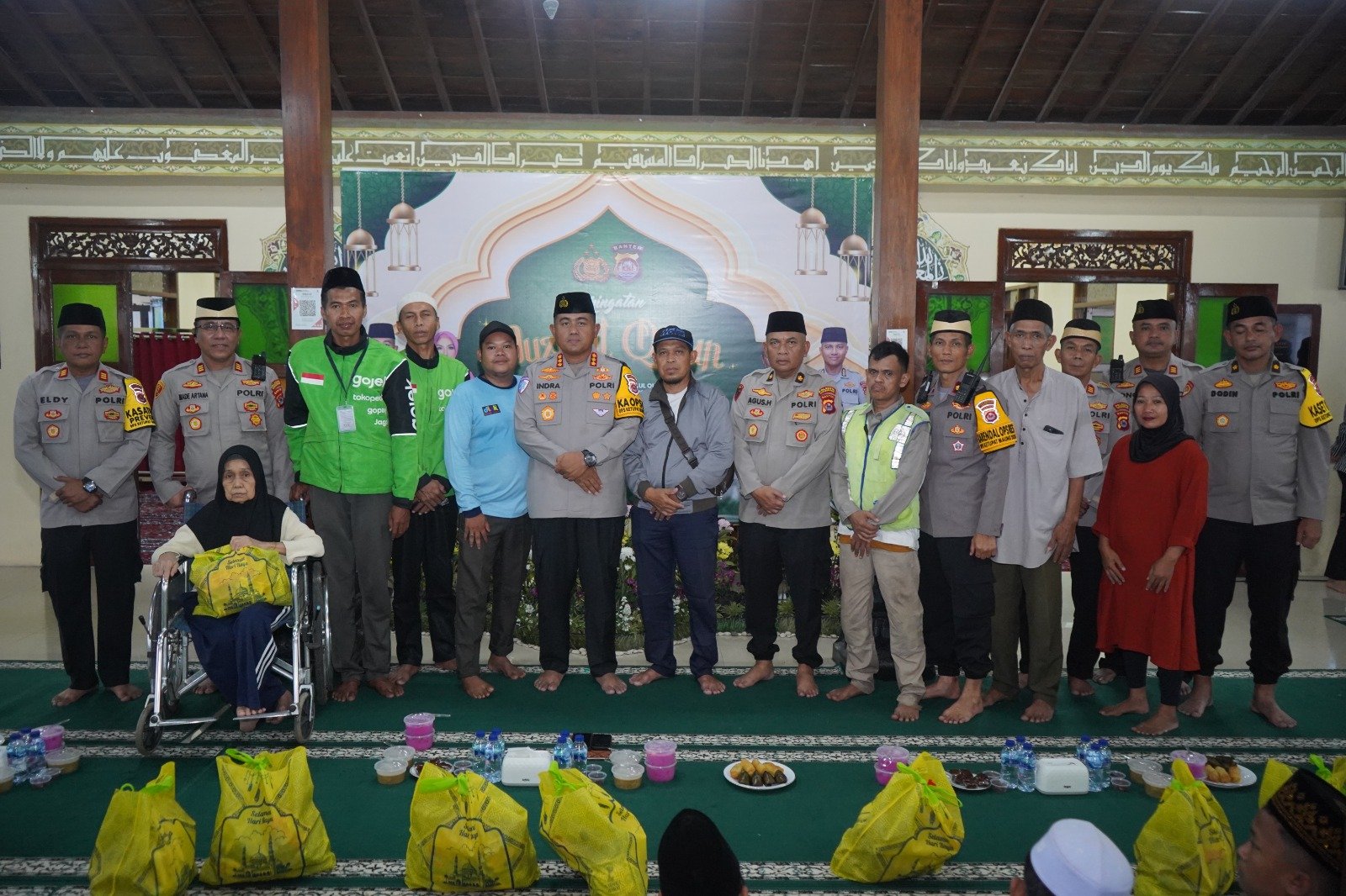 Polresta Tangerang santuni anak yatim dan bagikan sembako kepada masyarakat kurang mampu saat peringatan Nuzulul Quran di Ramadan.
