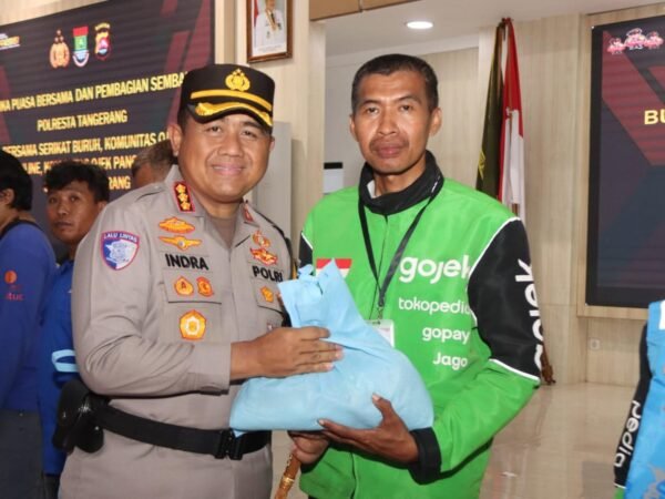 Jelang Idulfitri, Polresta Tangerang Salurkan Sembako kepada Pengemudi Ojol dan Opang