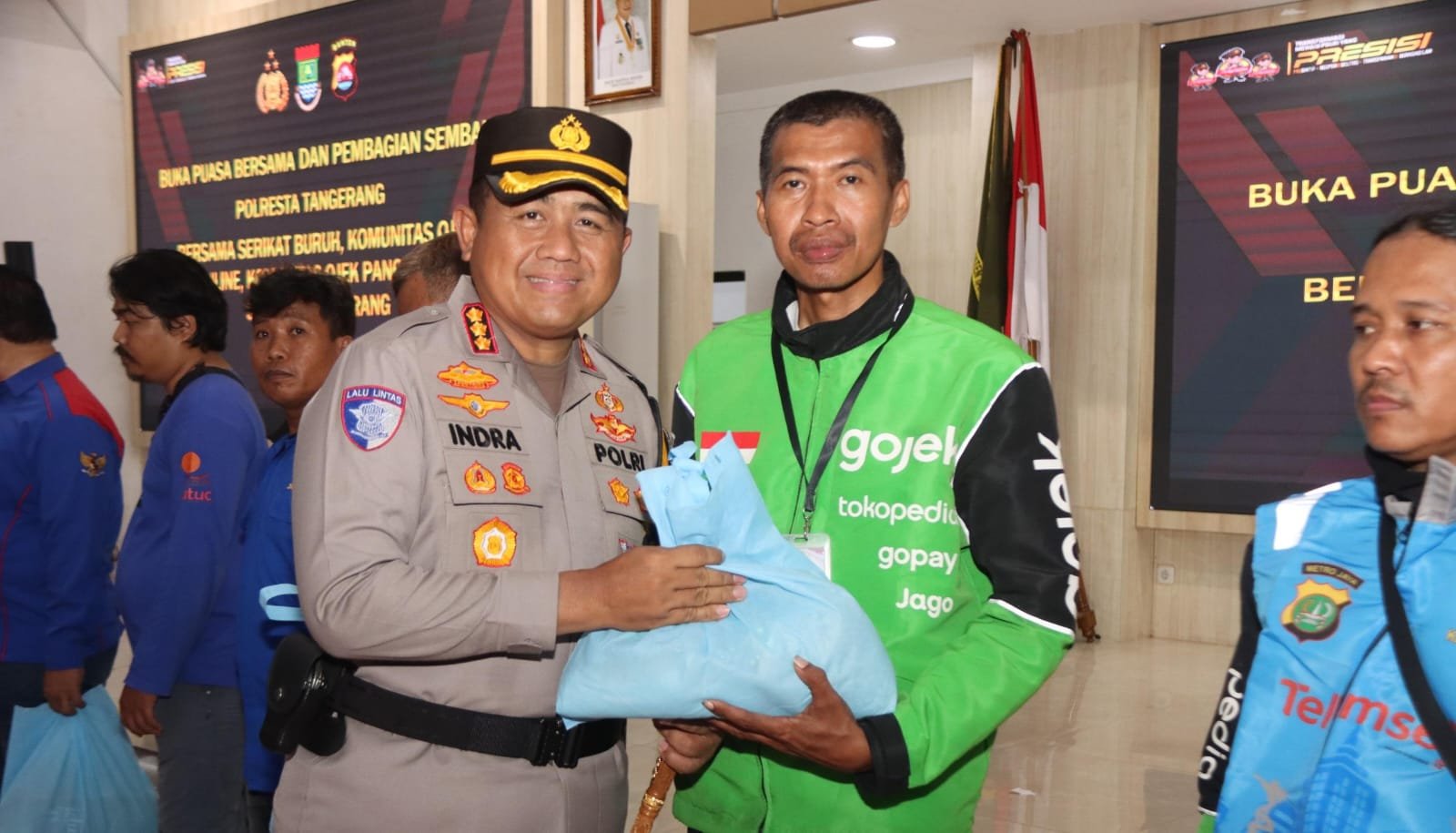Polresta Tangerang bagikan sembako kepada pengemudi ojol dan opang di Puspemkab jelang Idulfitri sebagai bentuk kepedulian sosial.