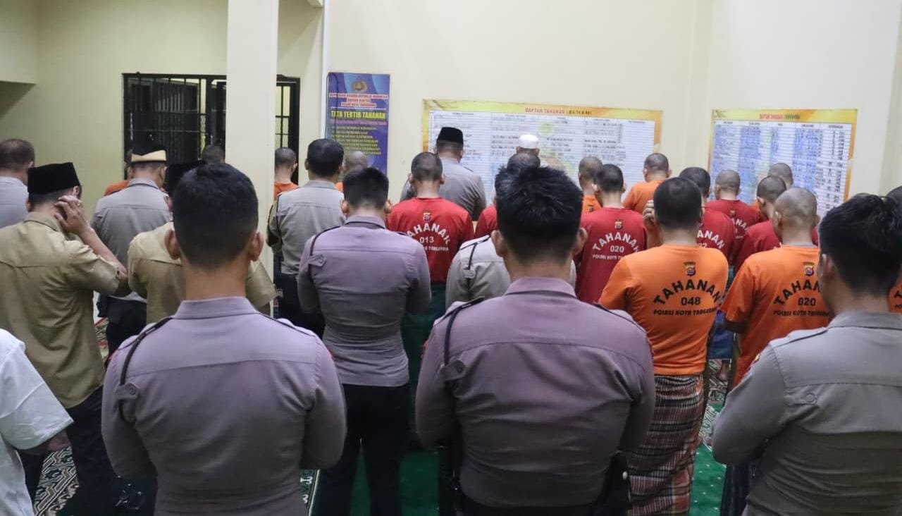 Kapolresta Tangerang menggelar buka puasa bersama tahanan sebagai pembinaan moral dan spiritual agar mereka introspeksi diri di Ramadan.