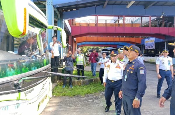 Dishub Tangsel lakukan ramp check 135 bus di Terminal Pondok Cabe jelang mudik Lebaran 1447 H untuk memastikan kendaraan aman.