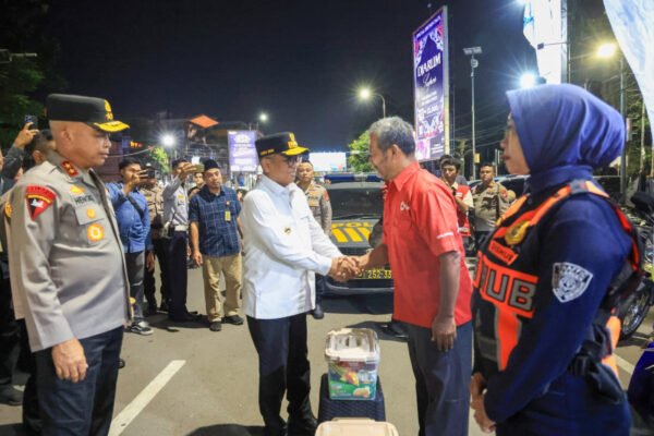 Apresiasi Gubernur Banten Andra Soni untuk relawan Pos Lebaran di Kota Serang, pengamanan arus mudik berjalan aman dan lancar.